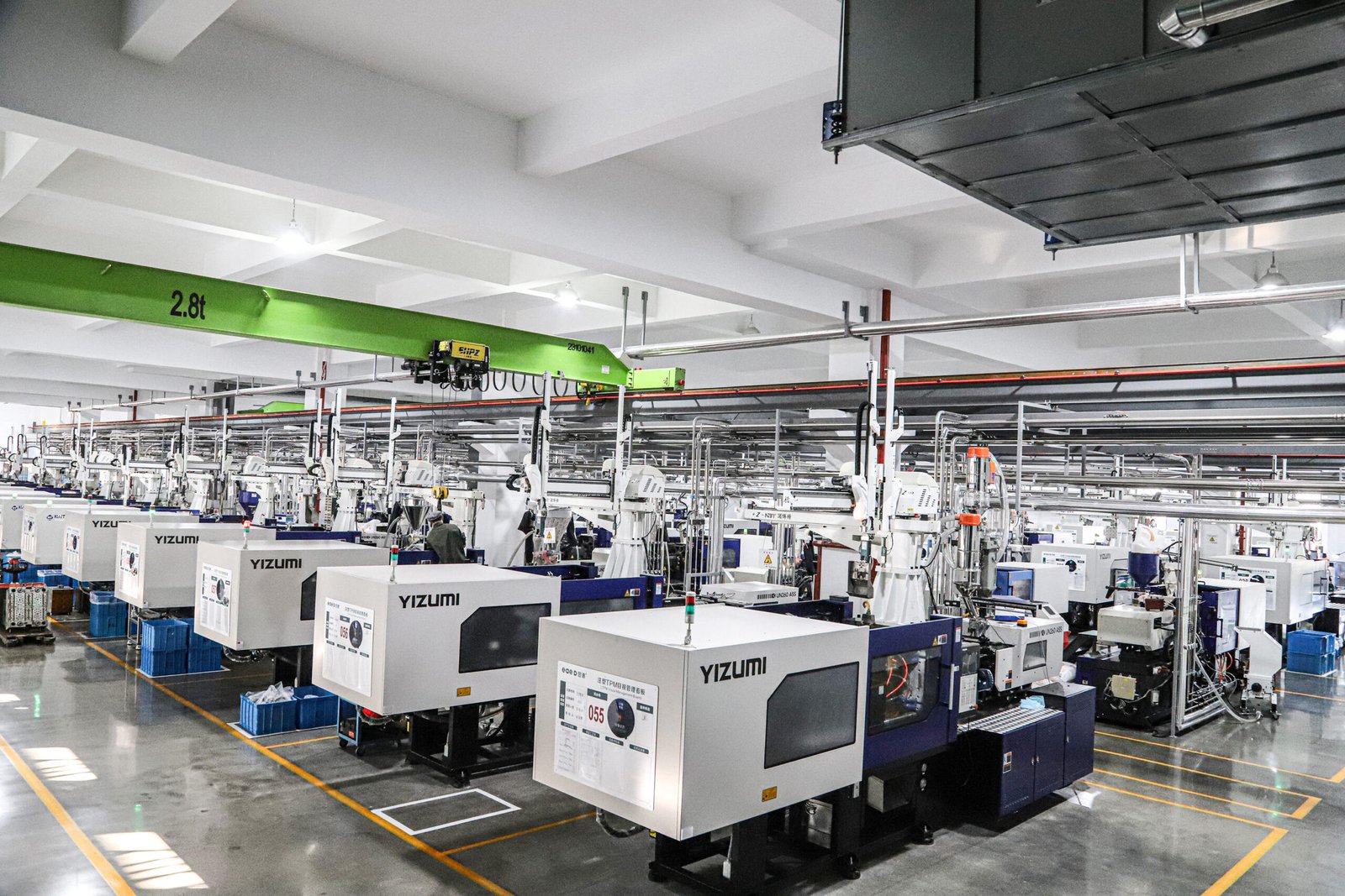 Cleanroom automated injection molding machinery producing packaging components