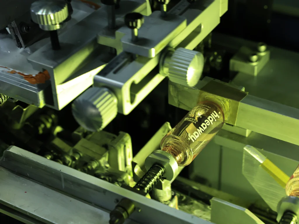 Sunronpack packaging specialists assisting cosmetic brands with custom container technical queries